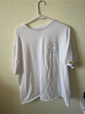 Maverick “Nothing to See Here” White Graphic Smiley Face T-Shirt